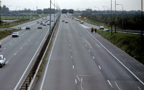 846060 Gezicht op de autosnelweg A2 bij Utrecht, uit noorden. (Met op de vluchtstrook rechts twee wandelaars)